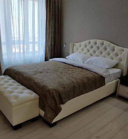 Luxury Apartments Atlant Lutsʼk Esterno foto