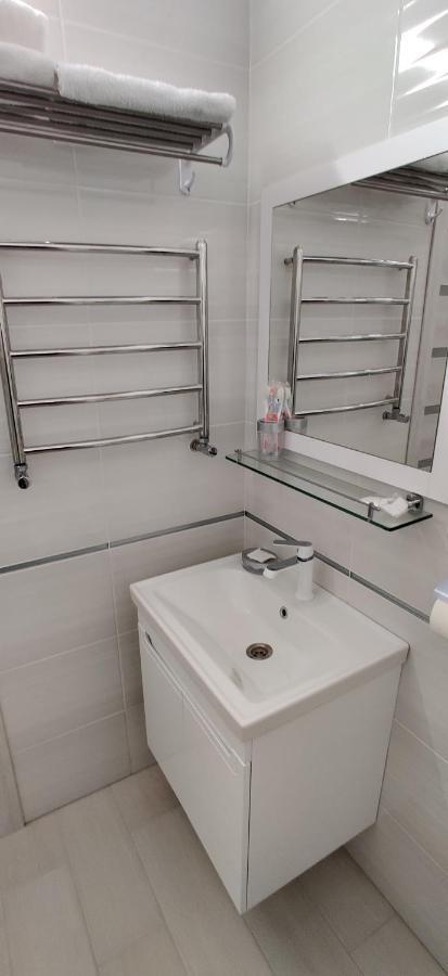 Luxury Apartments Atlant Lutsʼk Esterno foto